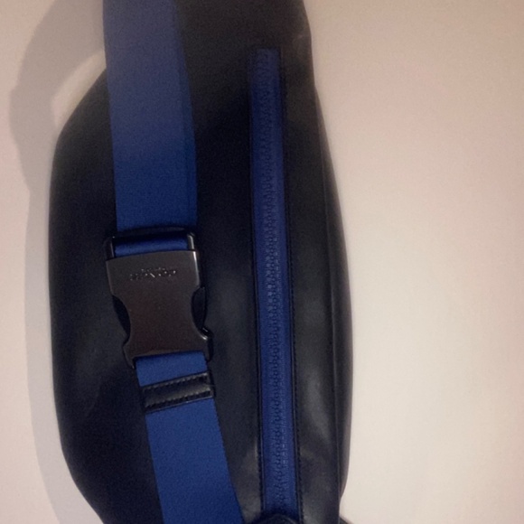 Coach unisex large pouch shoulder or hip pack - NEW INSIDE AND OUT - Picture 3 of 4